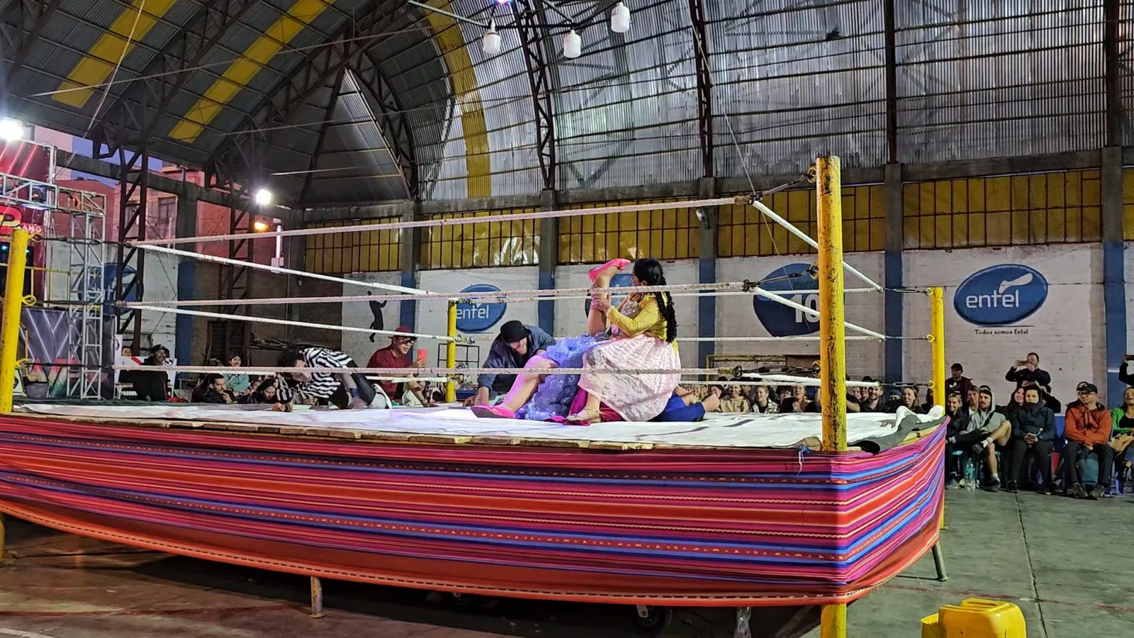 cholitas bout crowd atmosphere bolivia