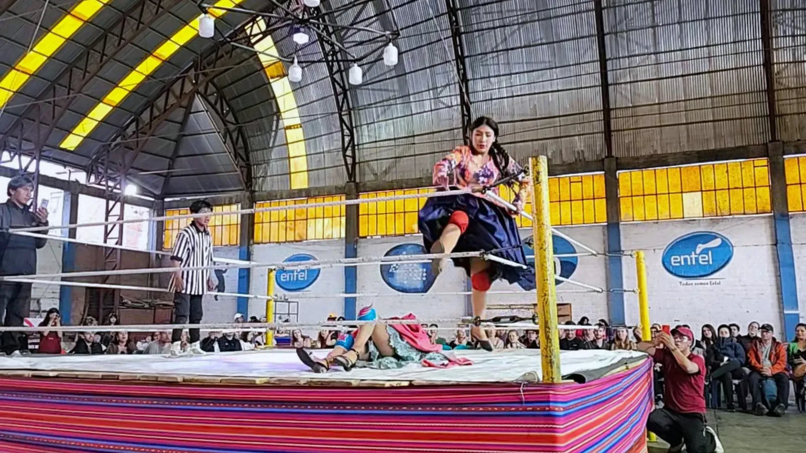 cholitas wrestling ring action lapaz